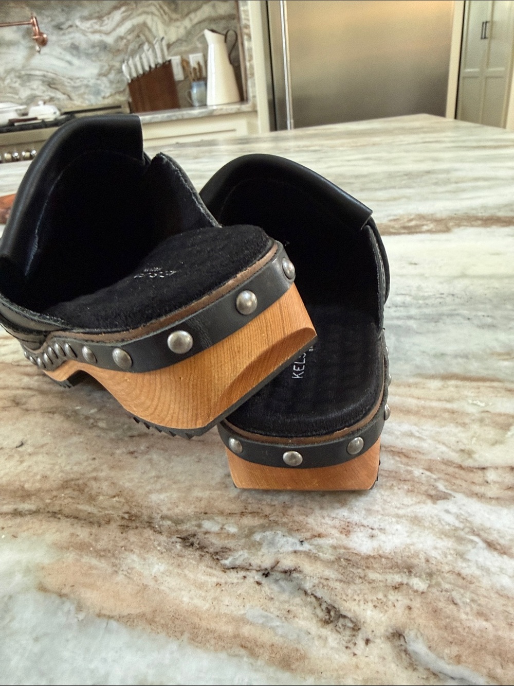 NWOT Women’s SZ9 KELSI DAGGER Brooklyn black leather studded clogs - Picture 2 of 9